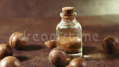 自然色拉。 棕色背景下澳洲坚果、杏仁、核桃、松子的化妆品和药用油，特写